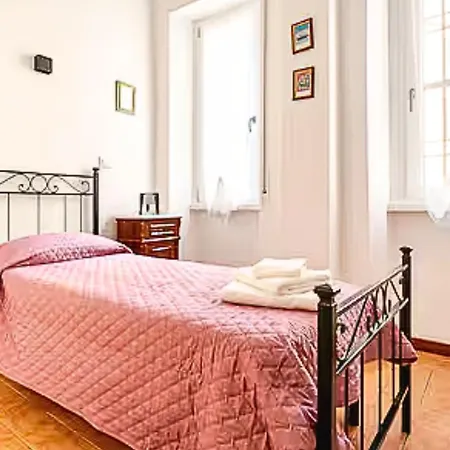 2 Bedroom For 4 Quiet Tram 8 To Trastevere Vatican Apartmán *